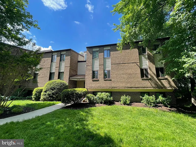 6 Longstream Ct #T2 — Photo 2