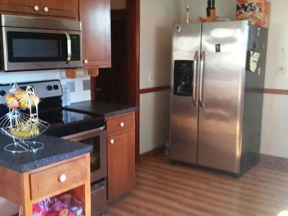 Stainless kitchen appliances included