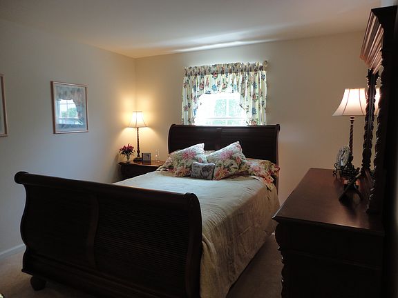 5th image of 37 Dutch Meadows Dr