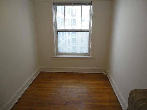 4th image of 514 W Cornelia Ave #3K