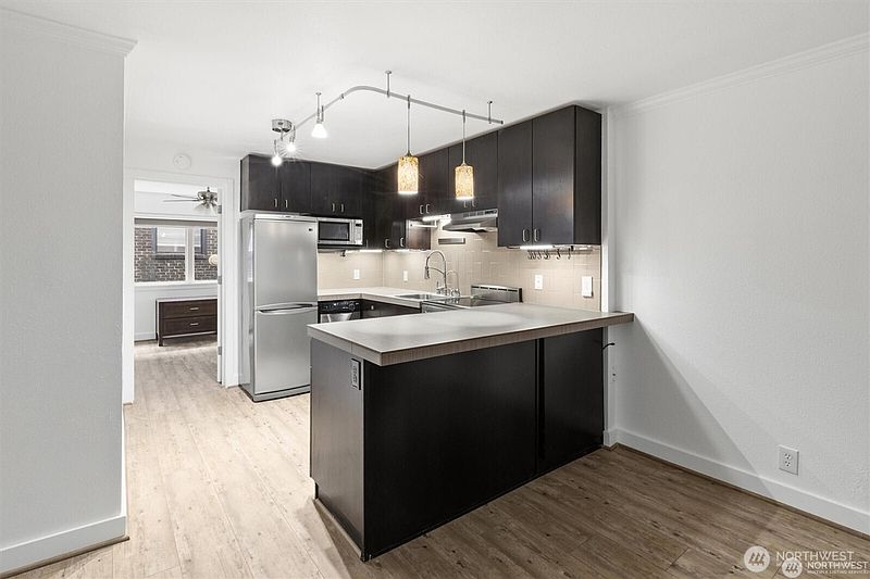 5th image of 752 Bellevue Avenue E #202