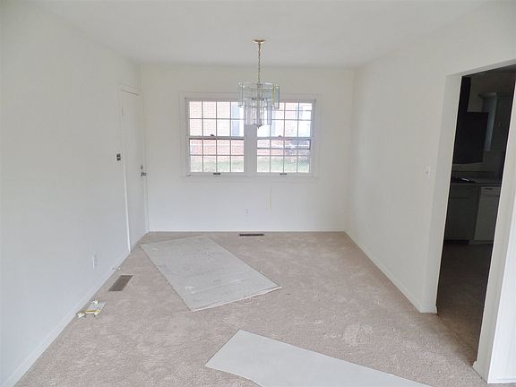 4th image of 208 S Greentree Dr