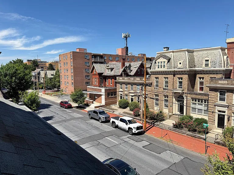 326 N Duke St — Photo 15