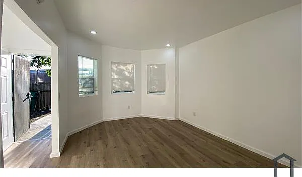 3 bed, 924 sqft, $3,500 — Photo 3