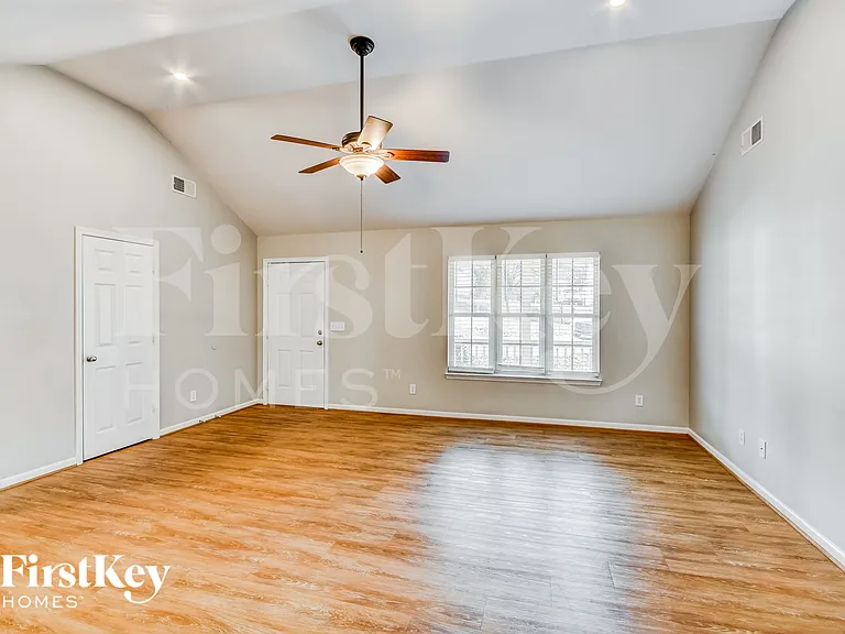 290 Mill Rd — Photo 4