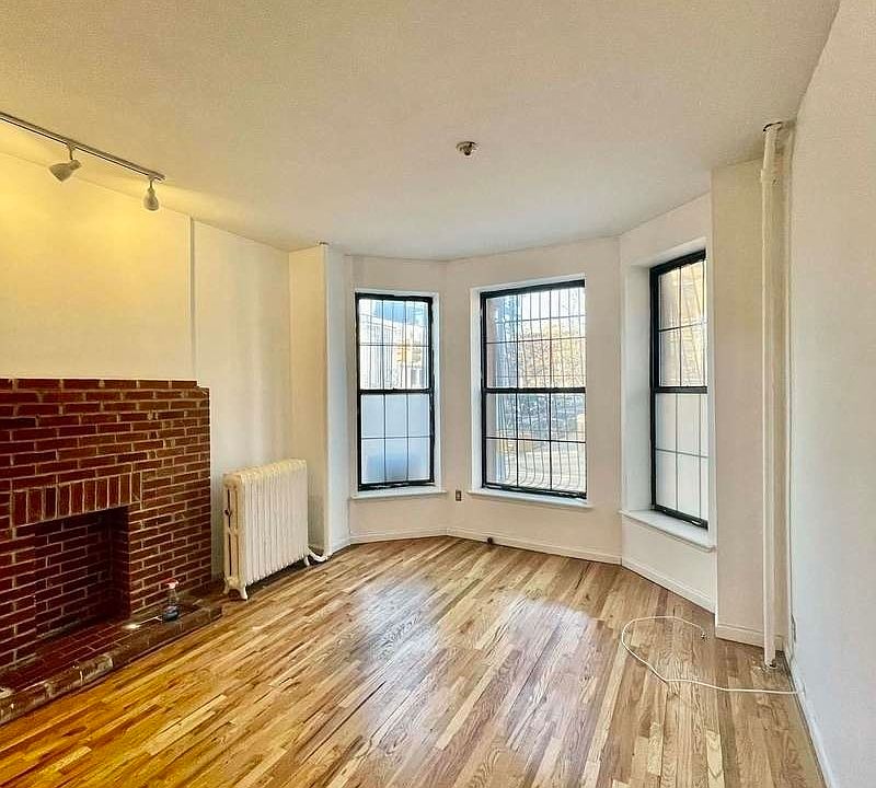 1st image of 264 Gates Ave #1GD