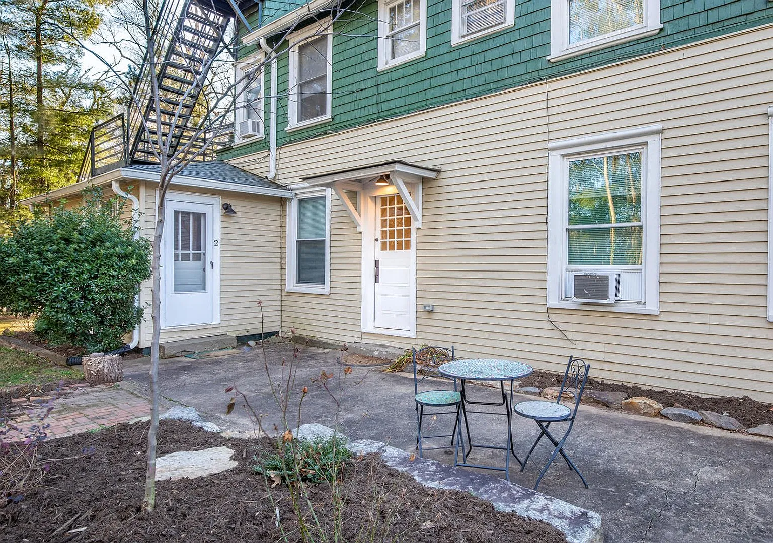 Two-Level Apartment in 1920's Queen Anne-style House — Photo 3
