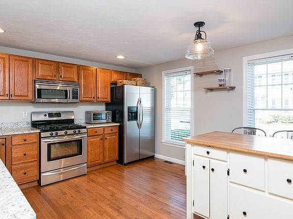 4th image of 27 Newbury Dr Unit 27