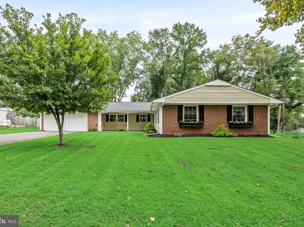 16 Creekview Rd, Willingboro, NJ 08046
