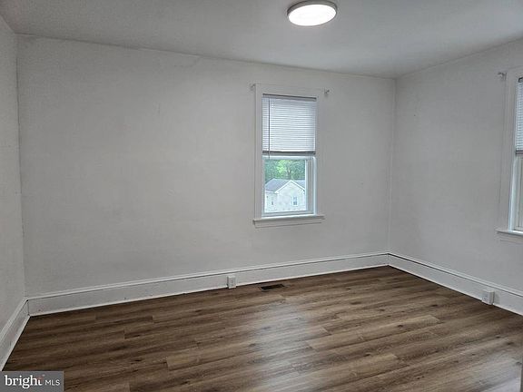 5th image of 739 S Kent St