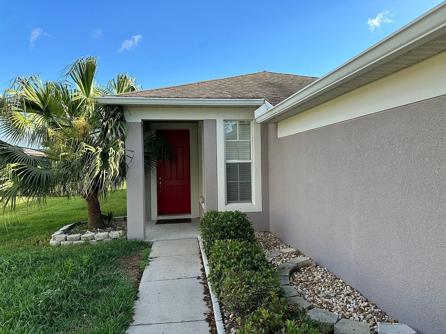 Spacious 3 bedroom home with view of pond in backyard — Photo 2