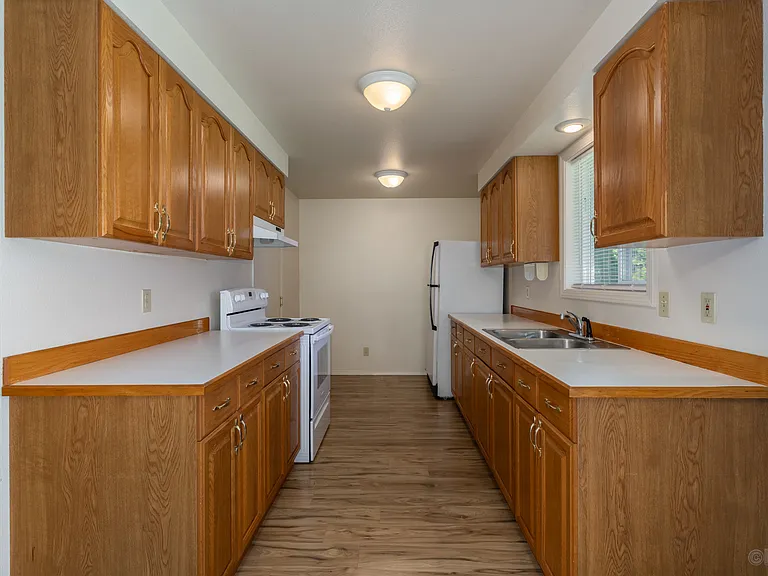 300 N Vernonia Rd — Photo 4