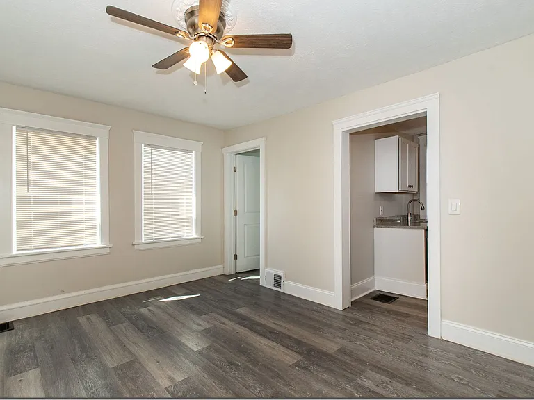 1406 W 75th St — Photo 27