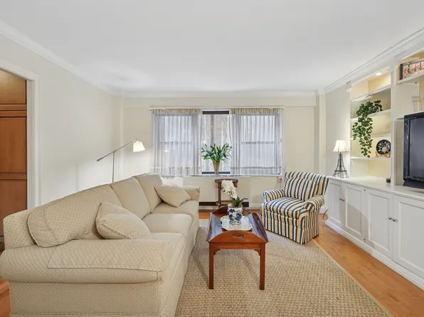 1036 Park Avenue image 1 of 8