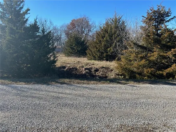 182 Kansas Dr, Linn Valley, KS 66040