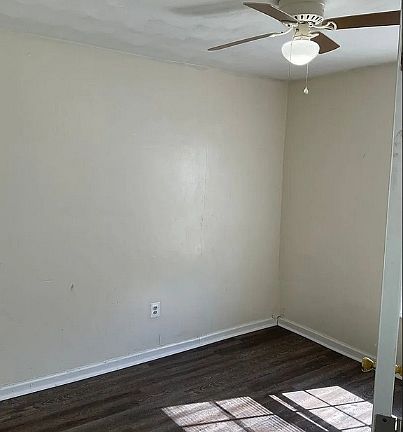 3rd image of 1118 Victory Blvd #B