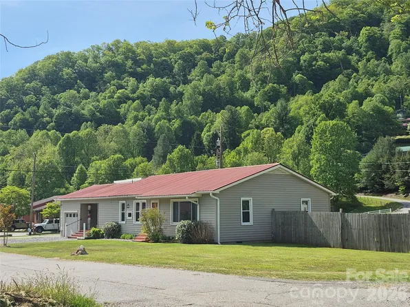 5 Gibson Dr, Maggie Valley, NC 28751