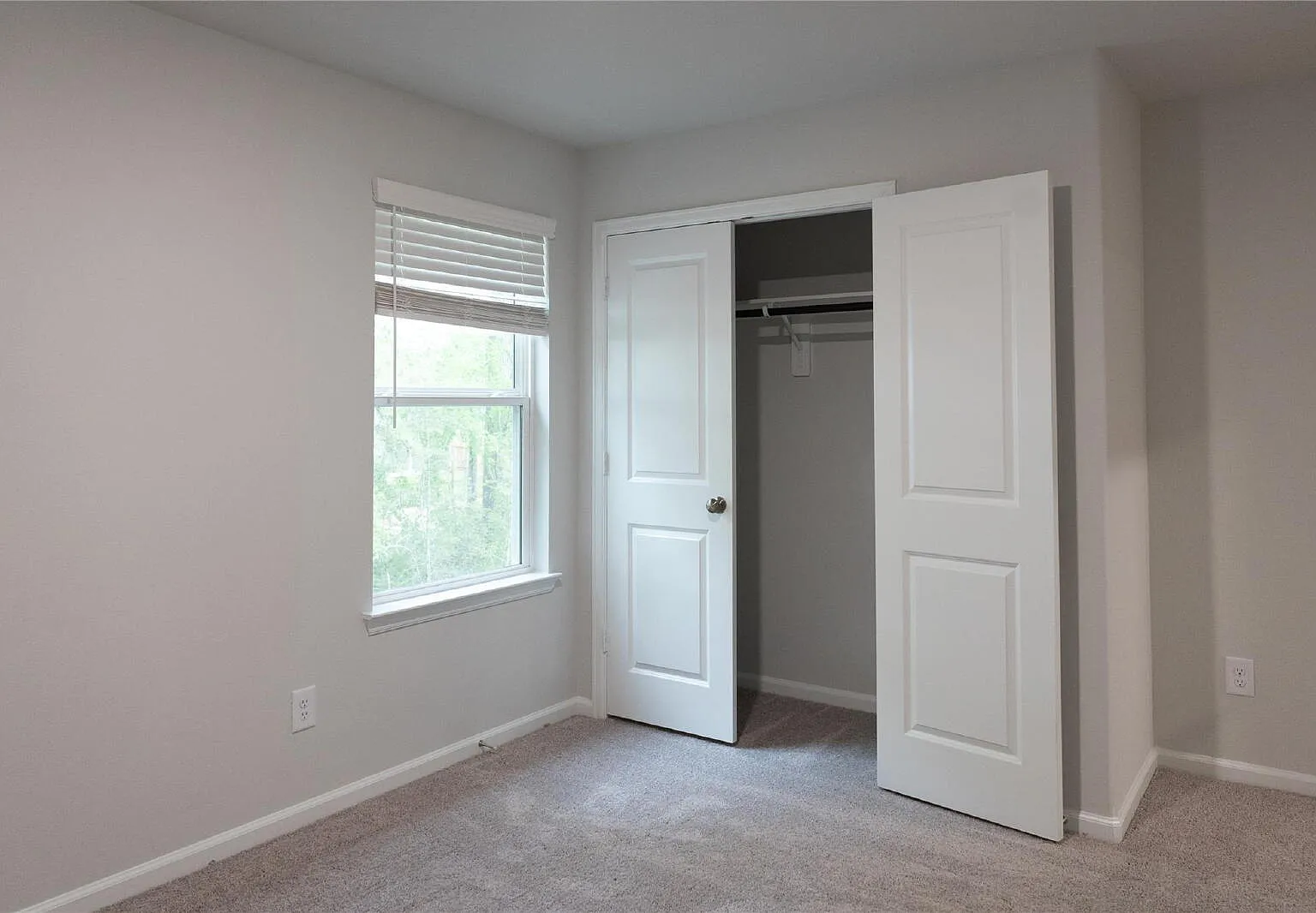 4 bed, 2.5 bath, 2330 sqft, $2,400 — Photo 3
