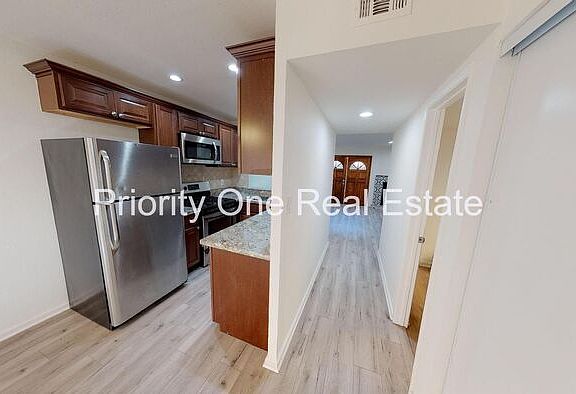 5th image of 410 Woodlawn Ave APT D