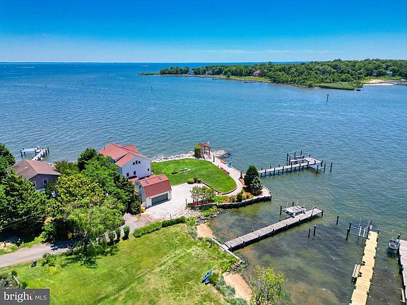 4th image of 2292 Lake Dr