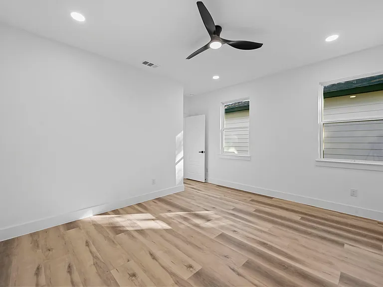 2413 Easley St — Photo 14