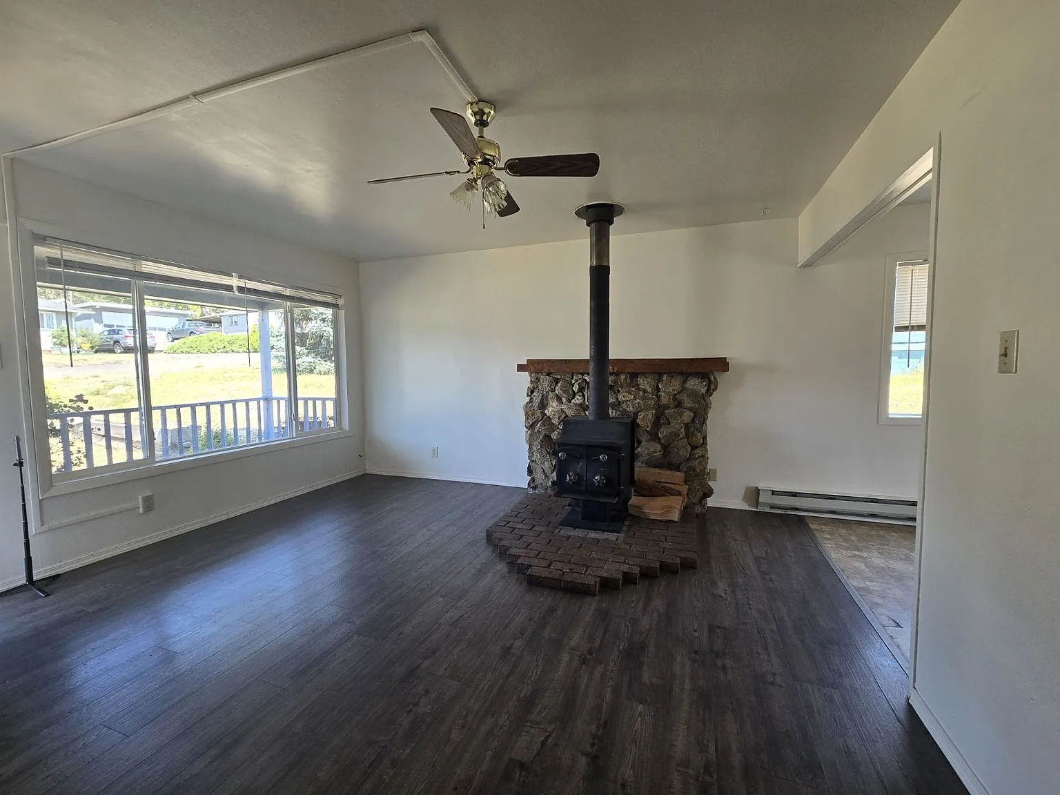 3 bed, 1.0 bath, 1008 sqft, $1,600 — Photo 3