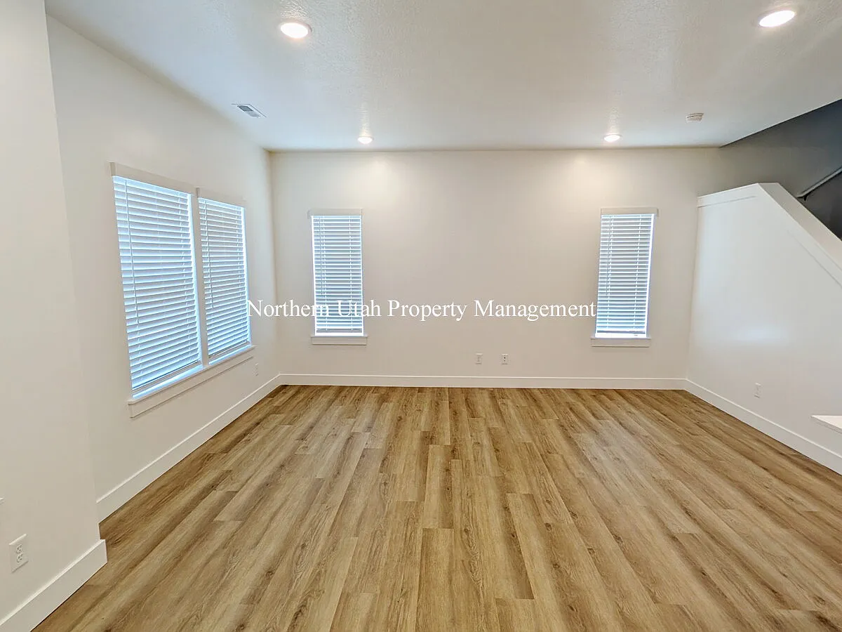 3 bed, 2.5 bath, 1524 sqft, $1,995 — Photo 2