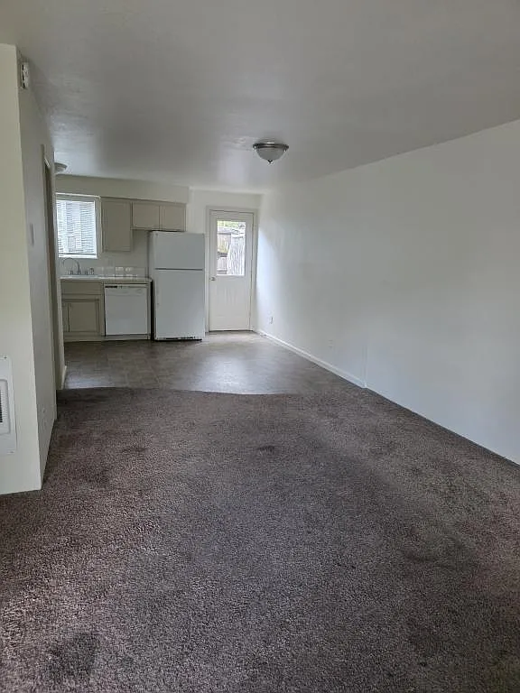 Building Photo - 807 SE 9th St #2