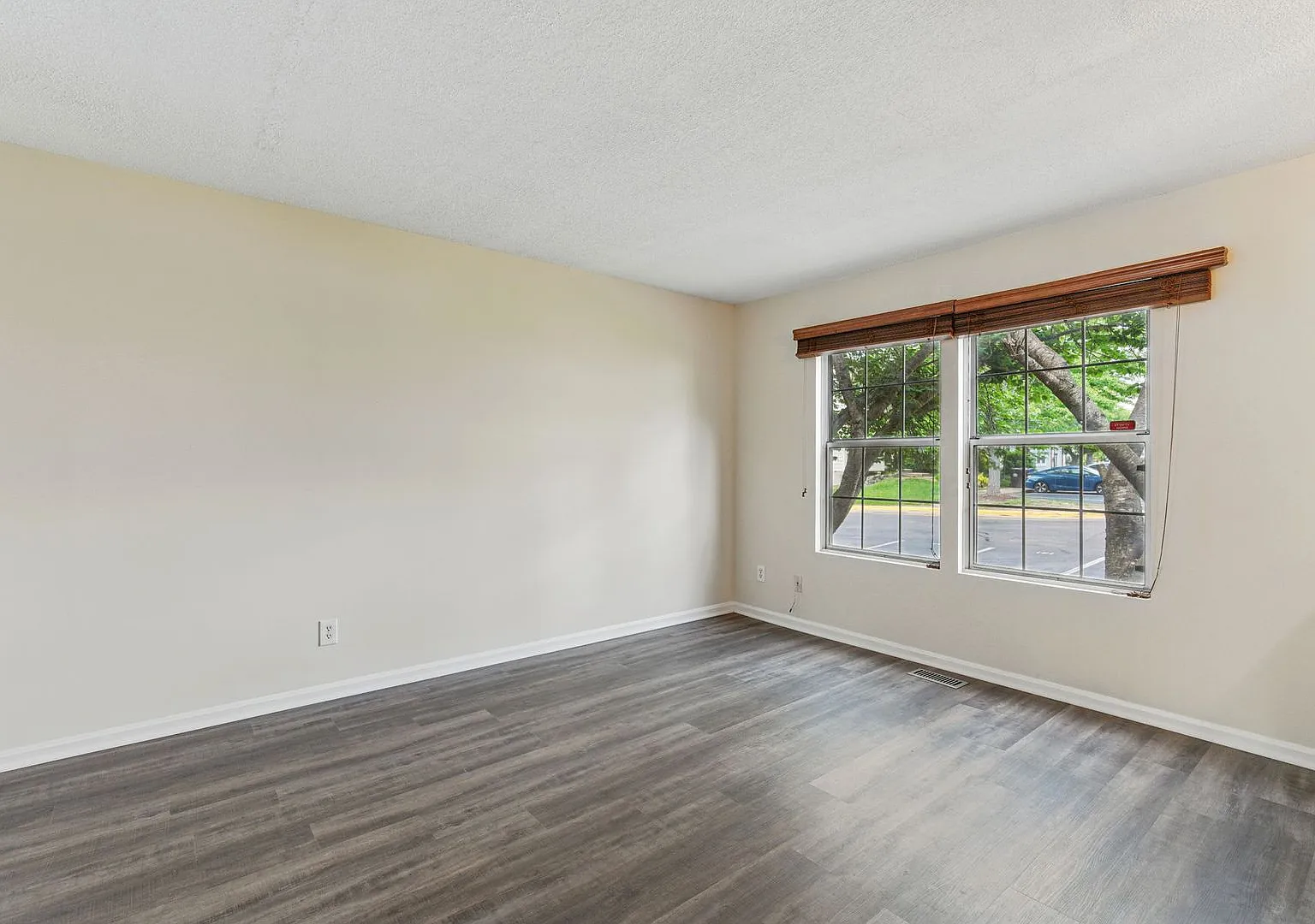 Charming 4-Bedroom Townhouse in Sought-After Highpointe Community! — Photo 3