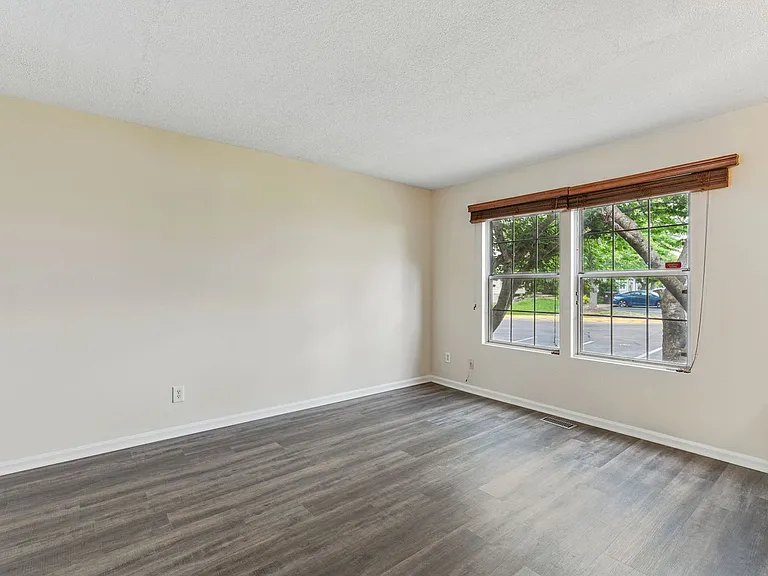 505 Knollwood Ct — Photo 3