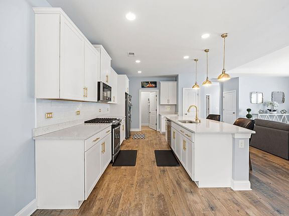 3rd image of 201 Splendor Circle