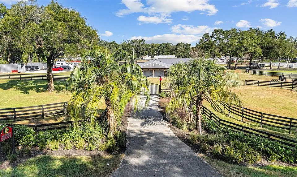 2 Count Fleet Dr