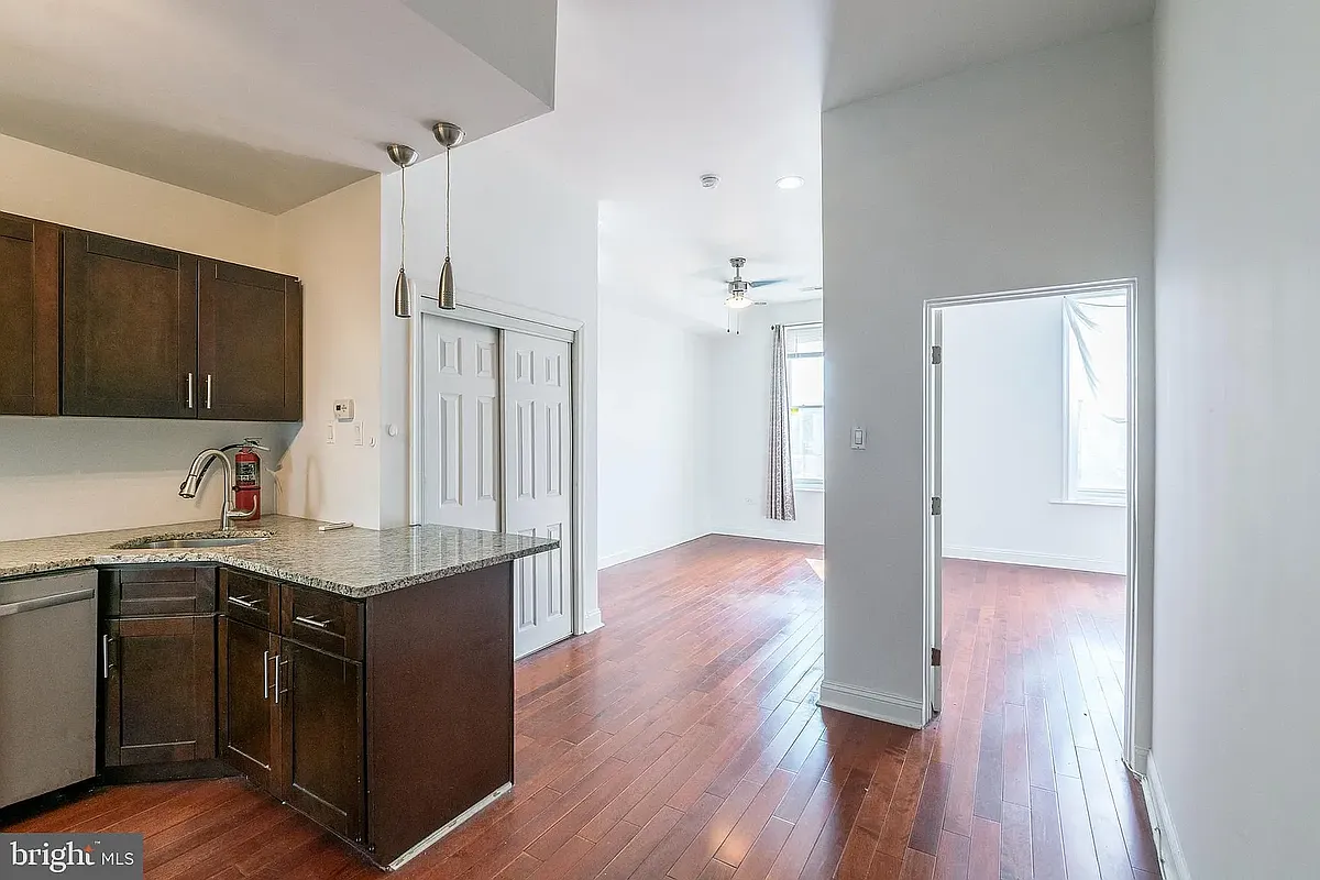 Building Photo - 1633 W Girard Ave #2F