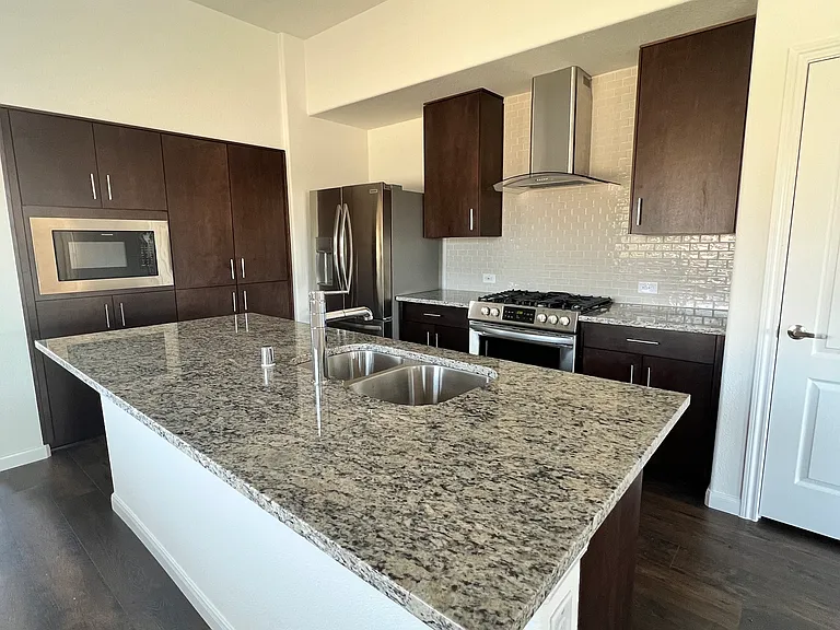 1204 Sumner St — Photo 4