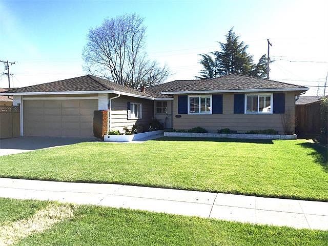 1st image of 974 Pinewood Dr