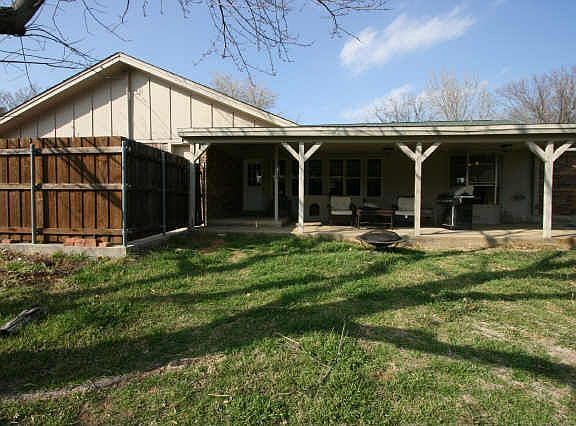 3rd image of 301 Oak Valley Dr