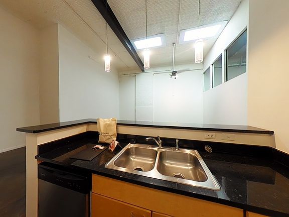 4th image of 1011 W Marshall St #122