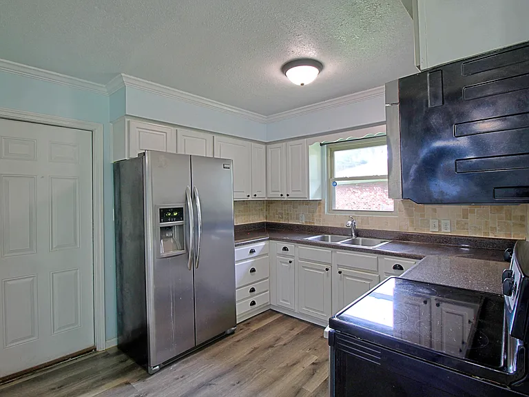 1062 Kelly Dr — Photo 9