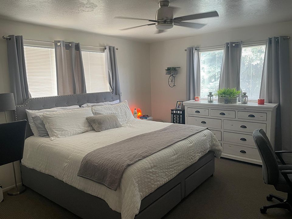 Large bedroom with en suite 1/2 bath