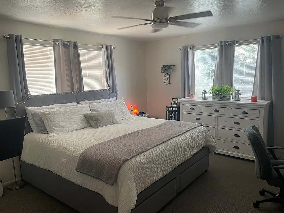 Large bedroom with en suite 1/2 bath