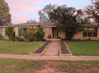 502 11th St, Plains, TX 79355