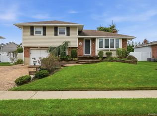 14 Oak Dr, Plainview, NY 11803