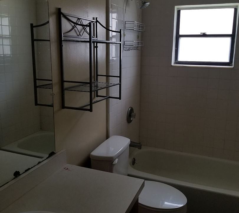 2nd image of 814 N Saint Clair Abrams Ave