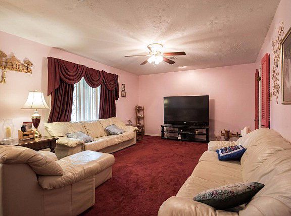 4th image of 157 Berkshire Ln