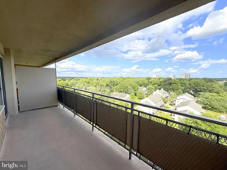 1102 Barclay Towers — Photo 13