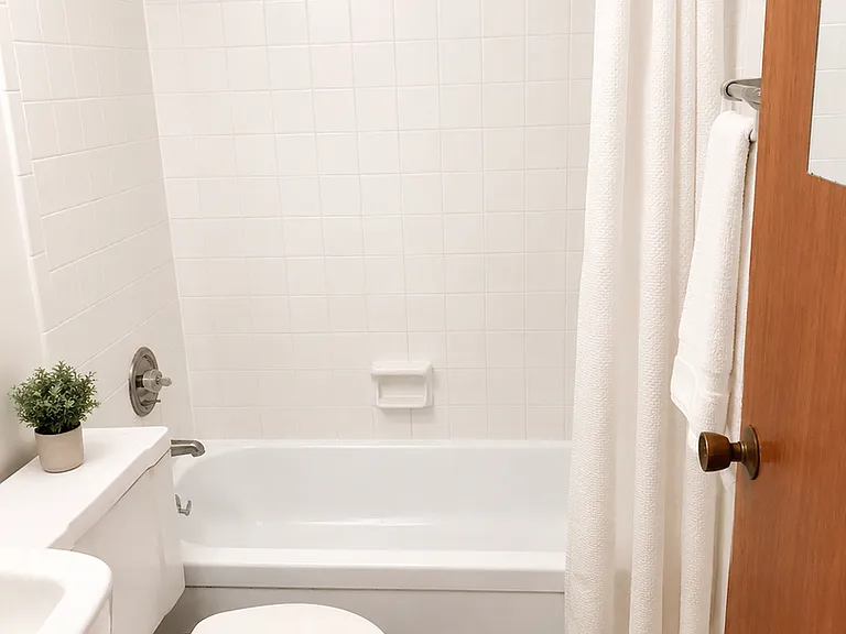 MAY RENT FREE - Sign on this Studio today! — Photo 8