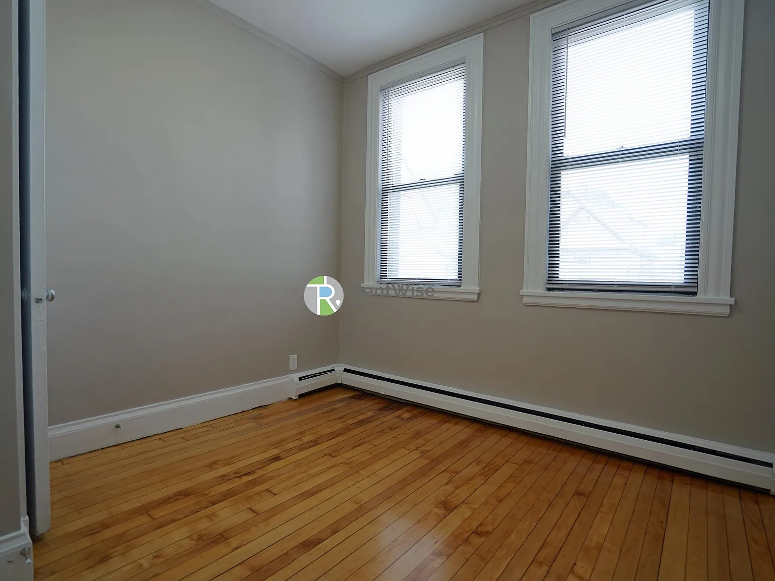 4 bed, 1300 sqft, $5,495 — Photo 2