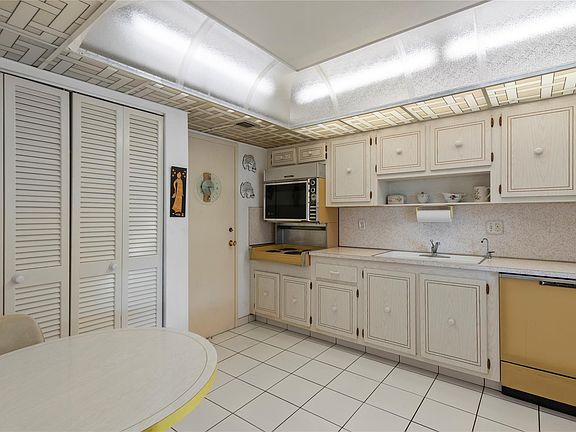 5th image of 400 Diplomat Parkway #403