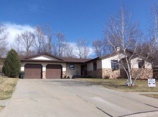 2036 Greenbrier Ct, Sioux City, IA 51104