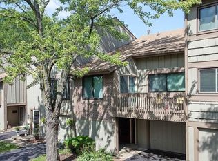 486 E Woodfield Trl, Roselle, IL 60172